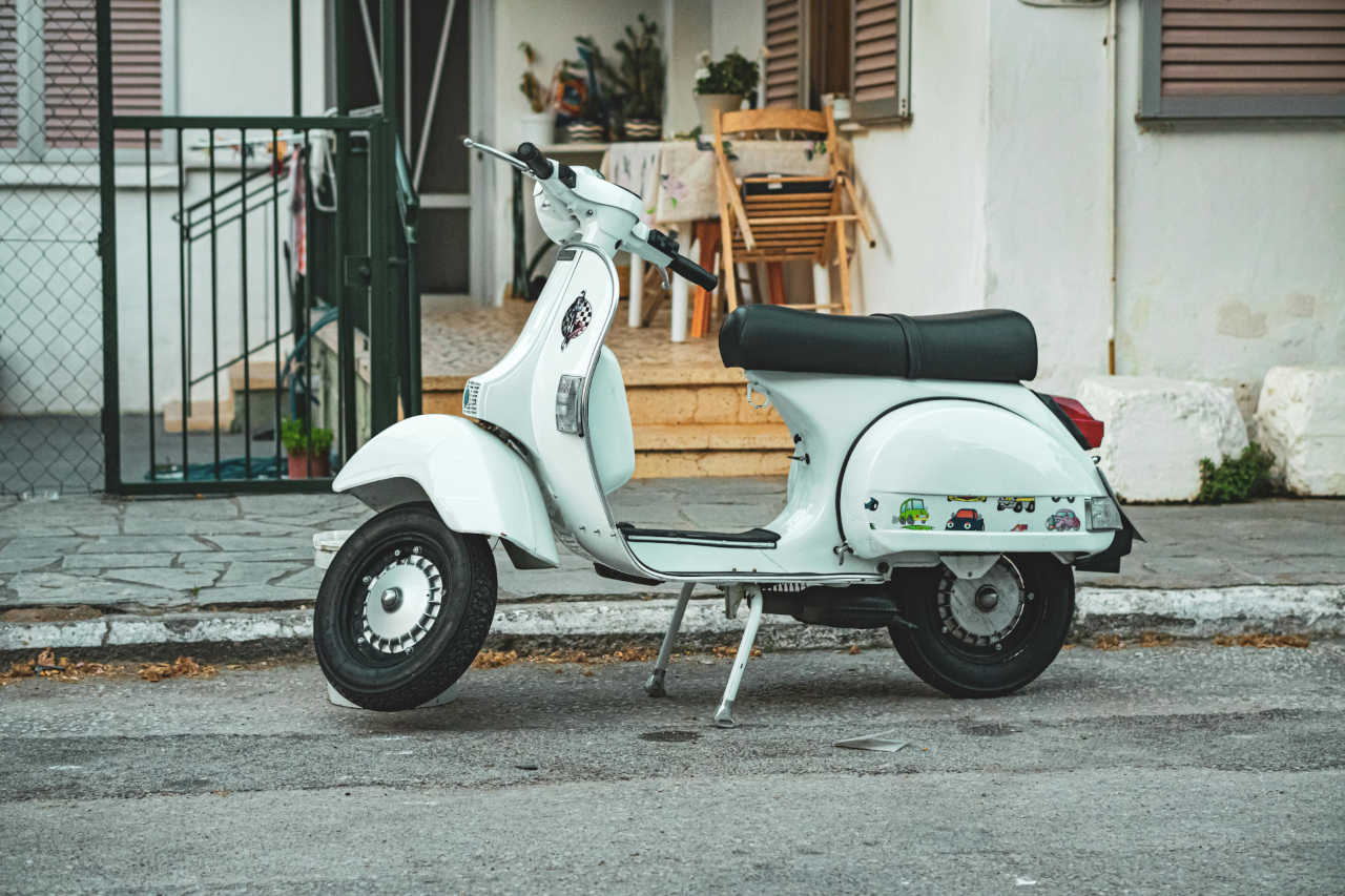 Categoria de motocicletas y transporte personal AlCaribe Sales - moto estacionada en una calle de cuba