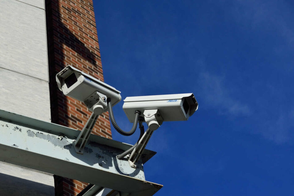 Camaras de seguridad instaladas afuera de un edificio